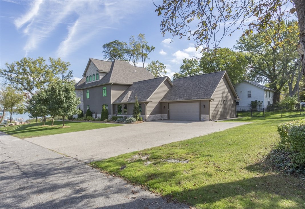 22308 E River Road, Grosse Ile Twp., MI 48138